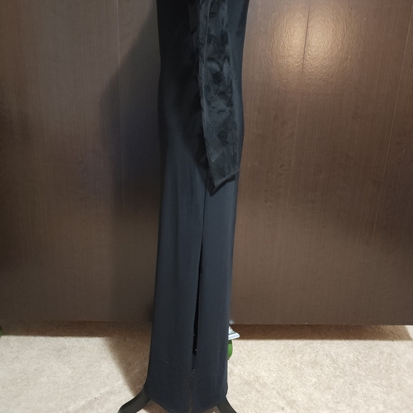 Vintage Gothic Style Black Gown w/Round Collar - Picture 8 of 16